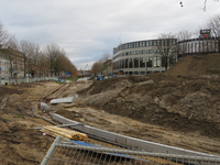 850201 Gezicht op het opnieuw uitgraven van de Stadsbuitengracht in de bocht bij het Paardenveld te Utrecht. Links de ...